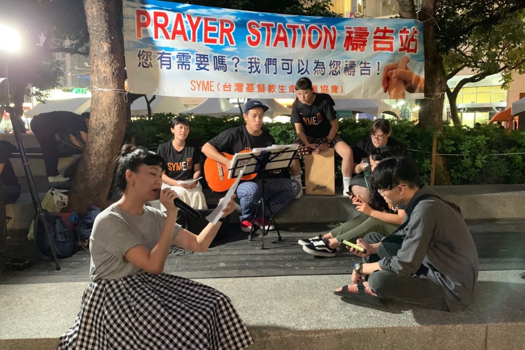 張育菁（左前）與SYME學生一起唱詩佈道