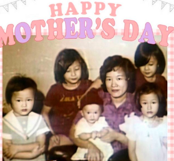 鄭秀文今年母親節時分享媽媽與四女一男五個孩子的合照，左一為鄭秀文（圖／鄭秀文IG）