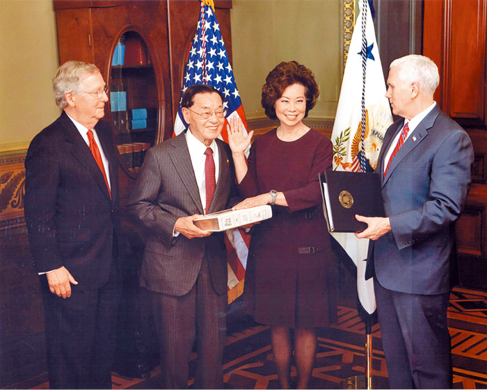 趙小蘭（右二）在美國副總統彭斯（右）主持下就任聯邦運輸部長，趙錫成博士（左二）手持《聖經》，左為夫婿參議院領袖密契‧麥康諾。