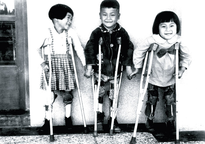 畢嘉士醫師造福無數小兒麻痺患者，治療、協助復健，免於在地上爬行之苦