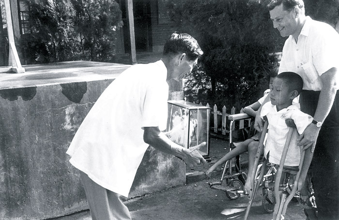 畢嘉士醫師把小兒麻痺兒童克服極限，靠著支架拐杖自行站立，視為最大的勝利，這也是勝利之家命名的由來