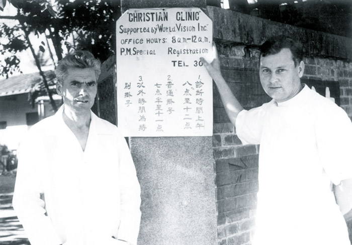 屏東基督教醫院前身「基督教診所」的兩位創辦醫師：畢嘉士（右）與傅德蘭（左）