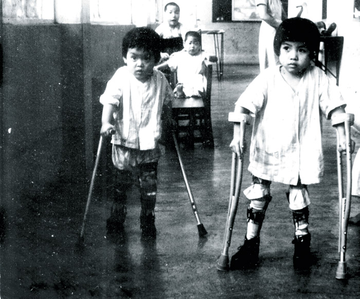 當時的兒童之家是全台第一所專治小兒痲痺的兒童療養院，即後來的勝利之家，孩子在這裡學習走路復健 (2)