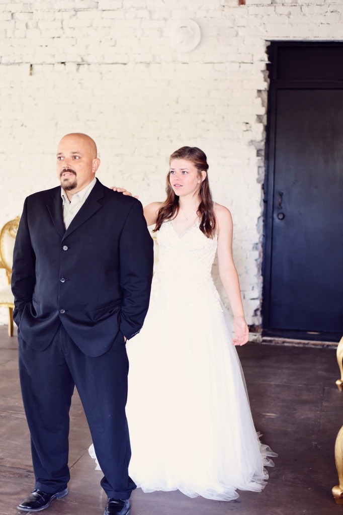 還是青少年的女兒提前穿婚紗給癌末的父親看。（圖片來源：Ashley Wood Facebook）