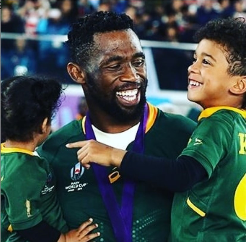 在球場上開心抱起兒子。（圖片來源：IG@_siyakolisi） 
