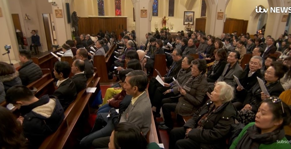 一百多位越南人參加了追思彌撒。（圖片來源：ITV News@youtube影片截圖）