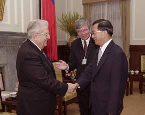 2002年十月18日，哈該博士拜會當時總統陳水扁（圖／總統府網站）