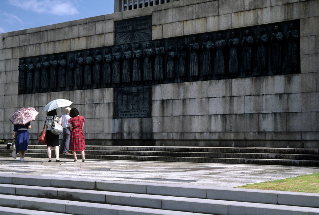 方濟各探訪日本二十六聖人紀念碑，並禱告。（圖: Alex Tora@wiki）