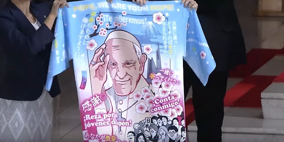 「法披」上面以日文及西語寫著信徒想對他說的話。（圖／YouTube POPE IN JAPAN 2019公式影片截圖）