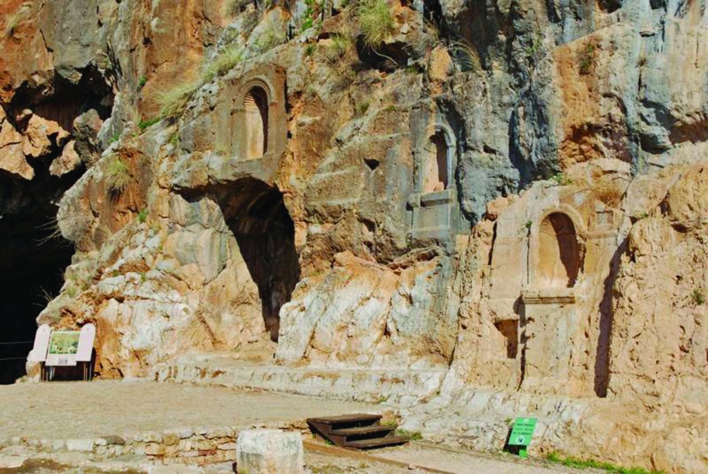 ↑峭壁下的「潘神岩洞」（來源：維基）