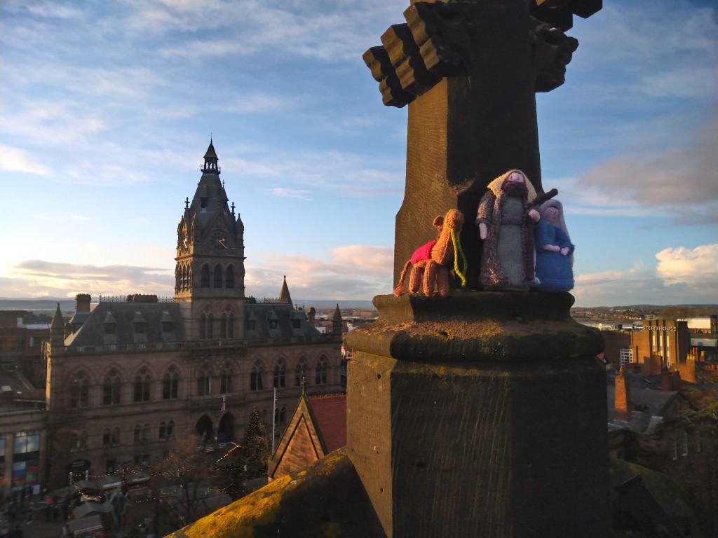 切斯特教堂屋頂上的約瑟與馬利亞牽驢進城。（圖／Facebook@Wintershall）