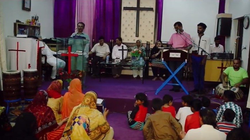 教會弟兄姊妹為札法爾代禱。（圖／YouTube@Evangelical Focus影片截圖）
