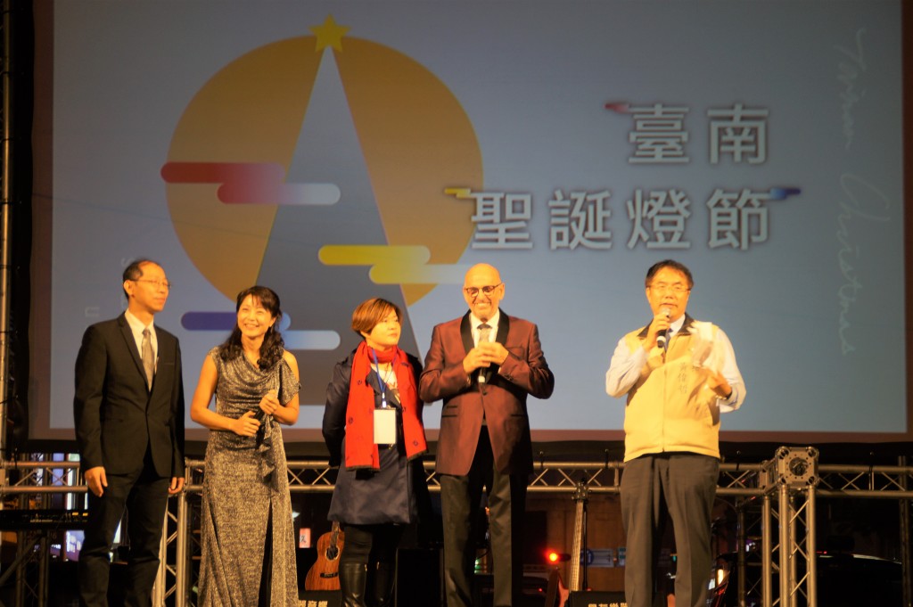 台南市長黃偉哲（右）與馬丁‧賀肯斯（右二）