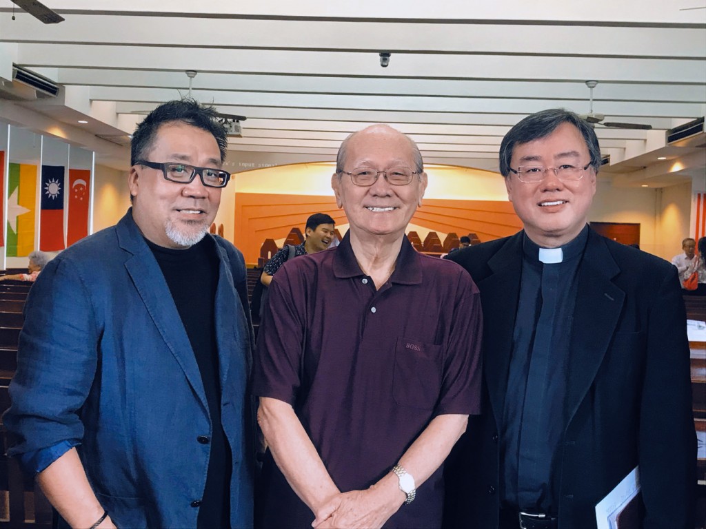 左起鄭忠信社長、新加坡前真理堂主任牧師陳振光、現任真理堂主任牧師潘至成。