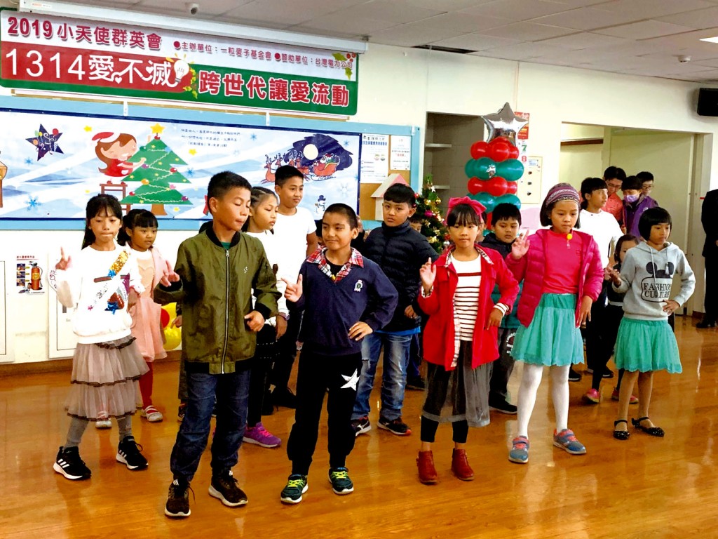 愛國蒲長老教會課輔班學生表演排灣族古調及舞蹈