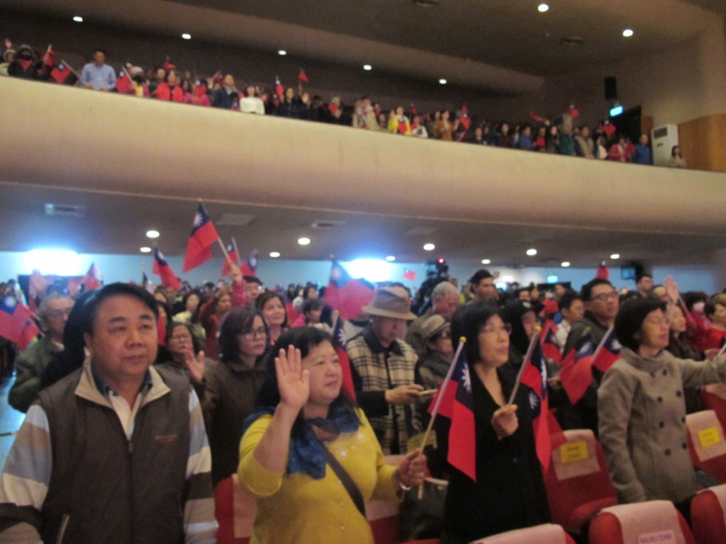 眾人揮國旗為台灣祝禱