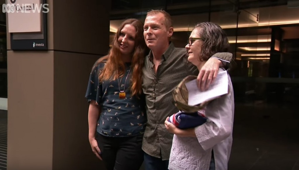  獲釋後與家人相擁。（圖片來源：Youtube@ABC News (Australia）