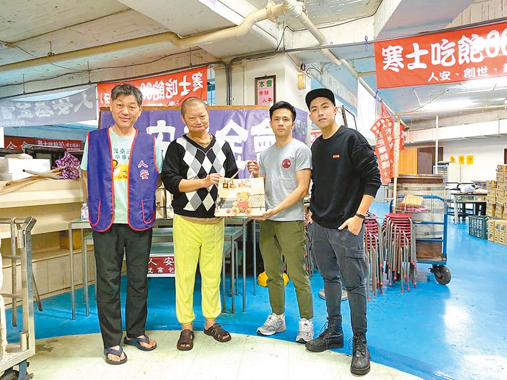 民族英雄youtuber團隊的陳守恩與宏恩，一起送泡麵、襪子等禮物到專門照顧街友的新竹人安基金會。