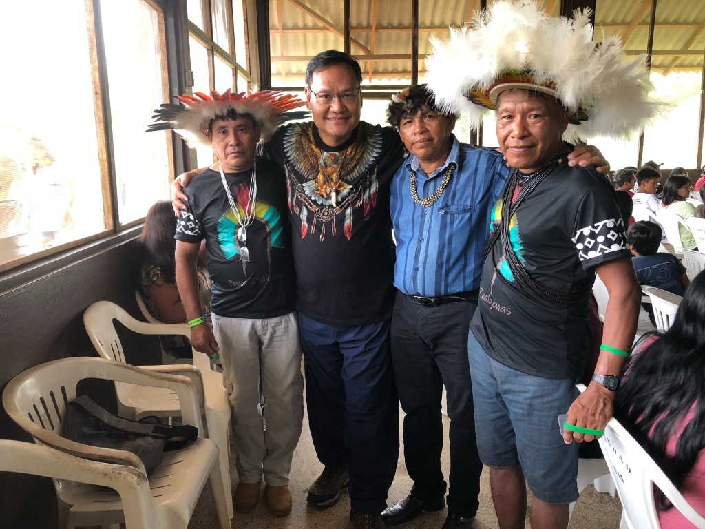 江冠明牧師與南美洲印第安牧者領袖合影
