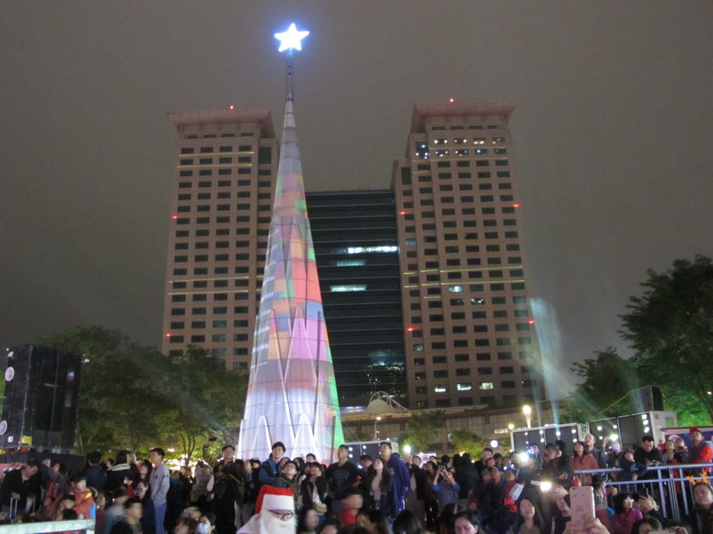 矗立在新北市政府市民廣場的光雕聖誕樹
