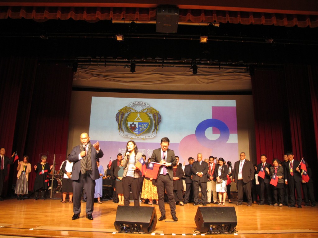 諾魯總統安格明牧師和廖文華牧師分別為台灣及諾魯祝福禱告(梁敬彥攝影）