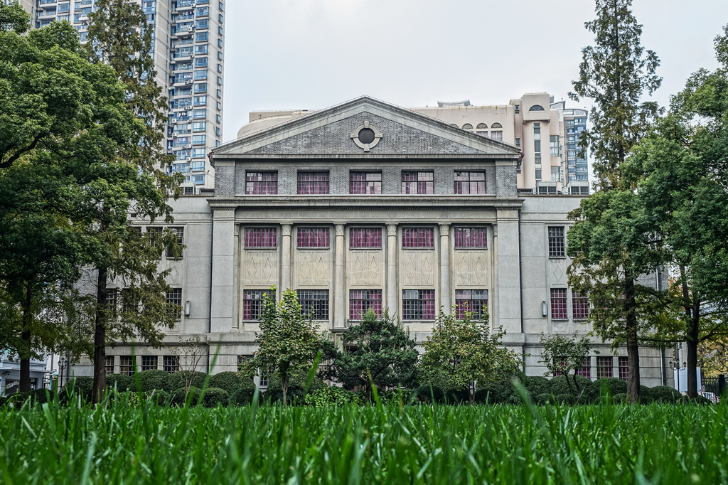 上海市第八中學，前身為1861年范約翰夫婦創辦清心書院。1918年更名為清心女中。