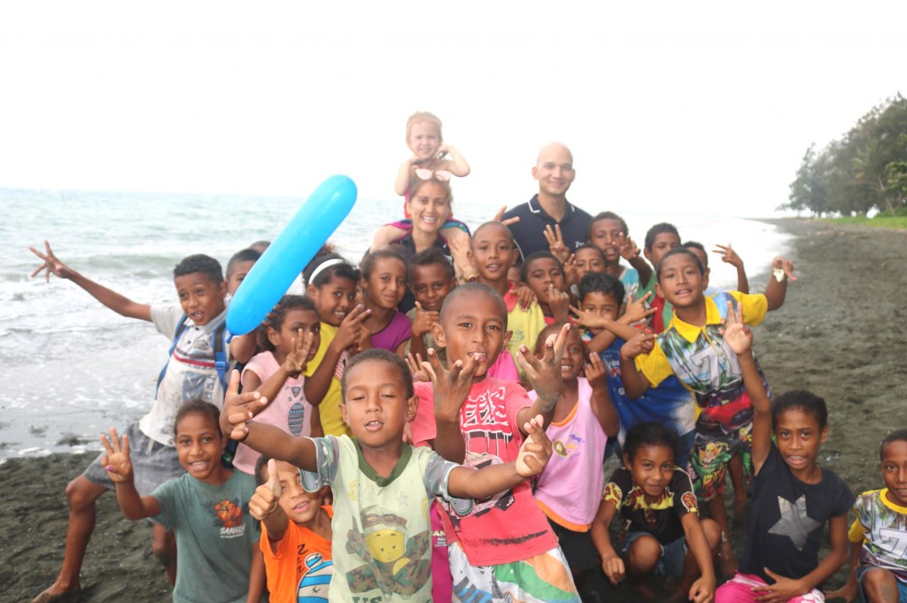 喬比與家人參與ywan醫療船的海外服事，曾探訪巴布亞紐幾內亞。（圖／Facebook@Choby Siau）