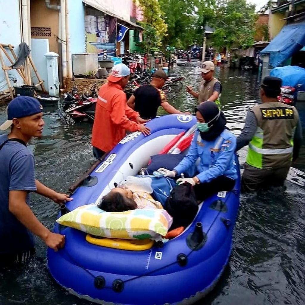 淹水後，居民需以橡皮艇運送病患和物資。（圖片來源：雅加達州長阿涅斯·巴斯維丹（Anies Baswedan）臉書）