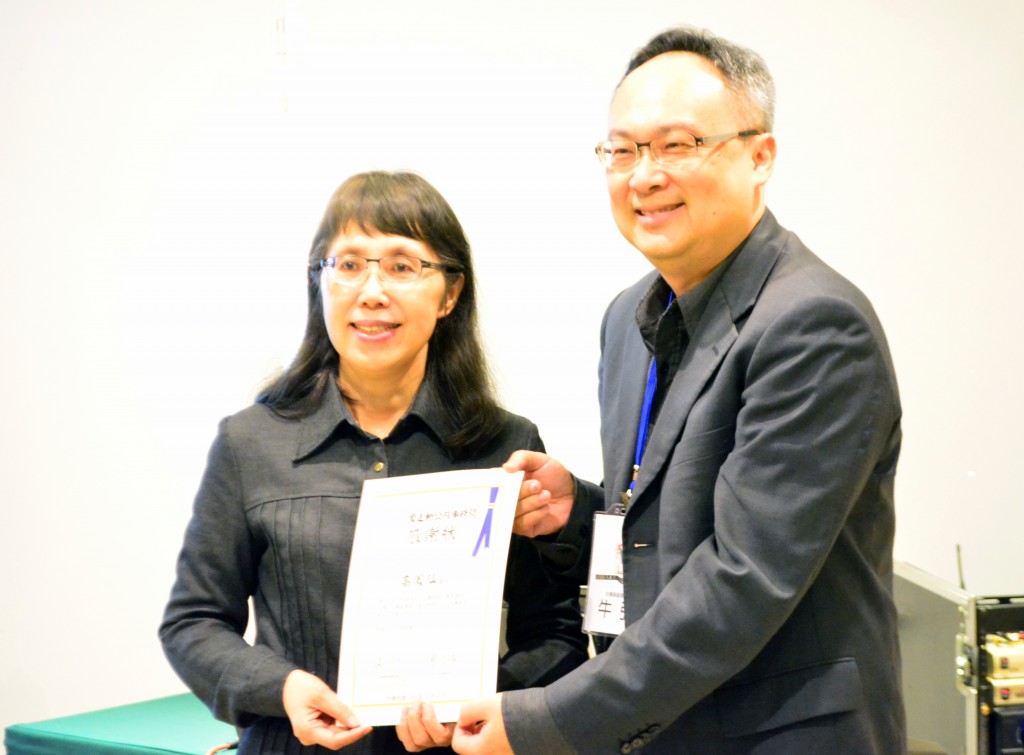 台灣基督教聯盟辦公室主任牛弘頒發感謝狀給高鳳仙監察委員。