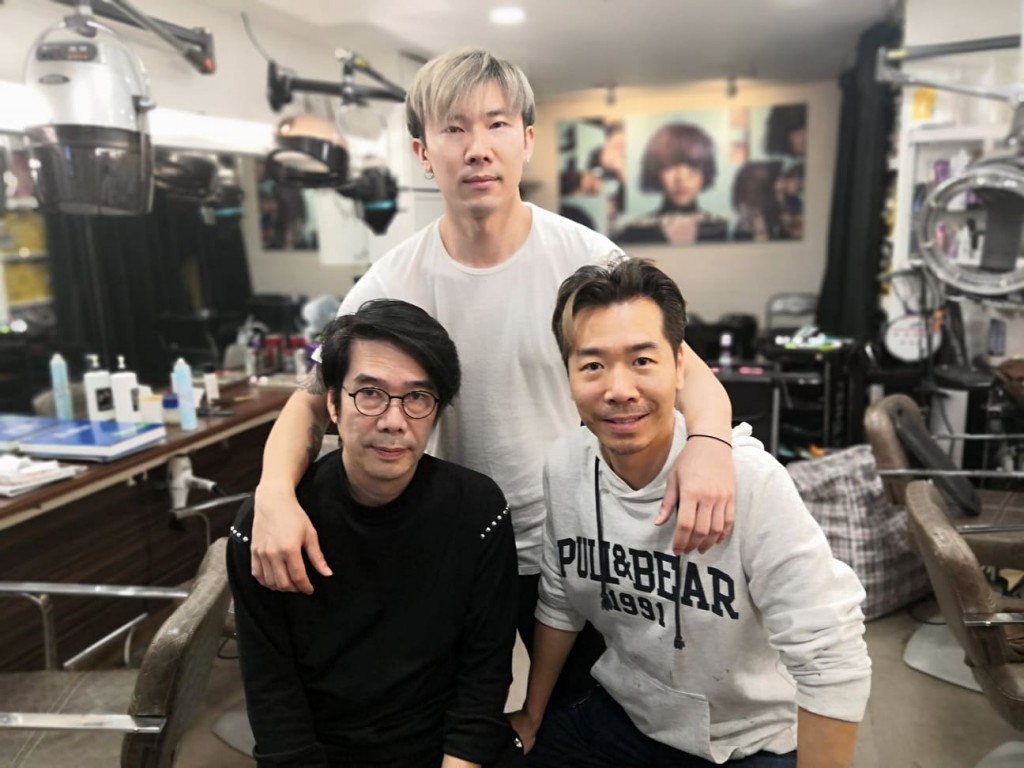 李兆犖弟兄（前右邊）與「祢髮店」髮型師合照，目前兩人在也和李兆犖弟兄到教會聚會。