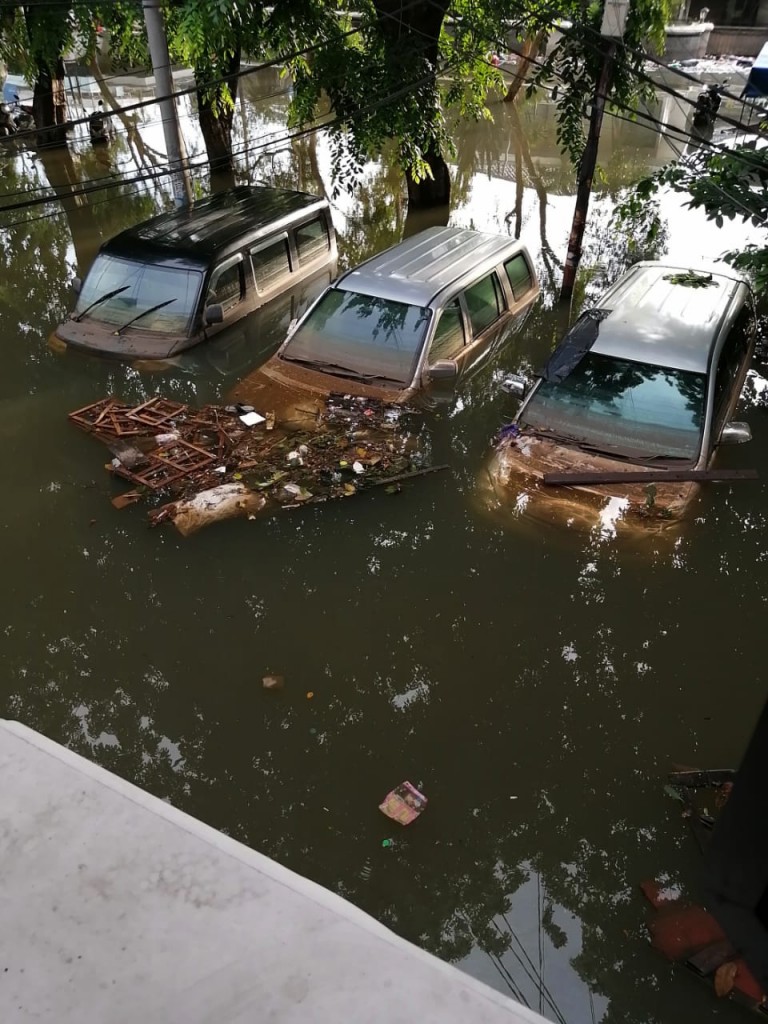 淹水已達1.5公尺。圖／Facebook@印尼歸正福音教會中文堂）