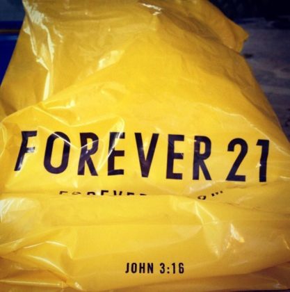 品牌購物袋下方印有約翰福音三章16節字樣。