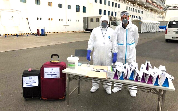 2020年2月20日，官方人員均穿戴防護衣，等待著因為新冠肺炎疫情爆發而在鑽石公主號隔離兩週的以色列旅客下船。（照片提供：駐日以色列大使館）
