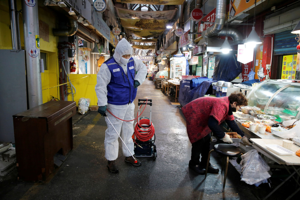 南韓大邱和慶北地區傳出13個確診病例。當地大消毒。（圖／取自twitter@CGTNOfficial）