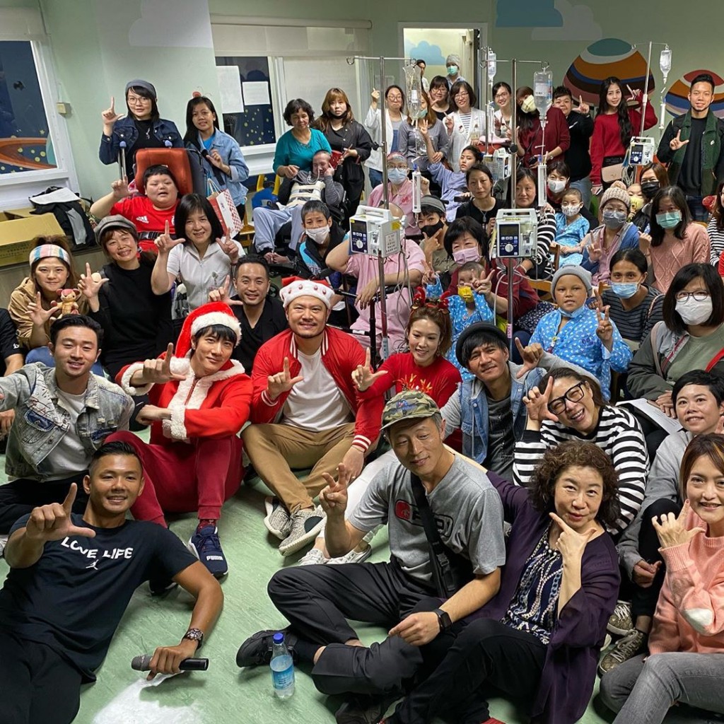 王力宏在聖誕節與多位基督徒藝人友人到醫院獻唱。（圖/Sam Lin's IG）