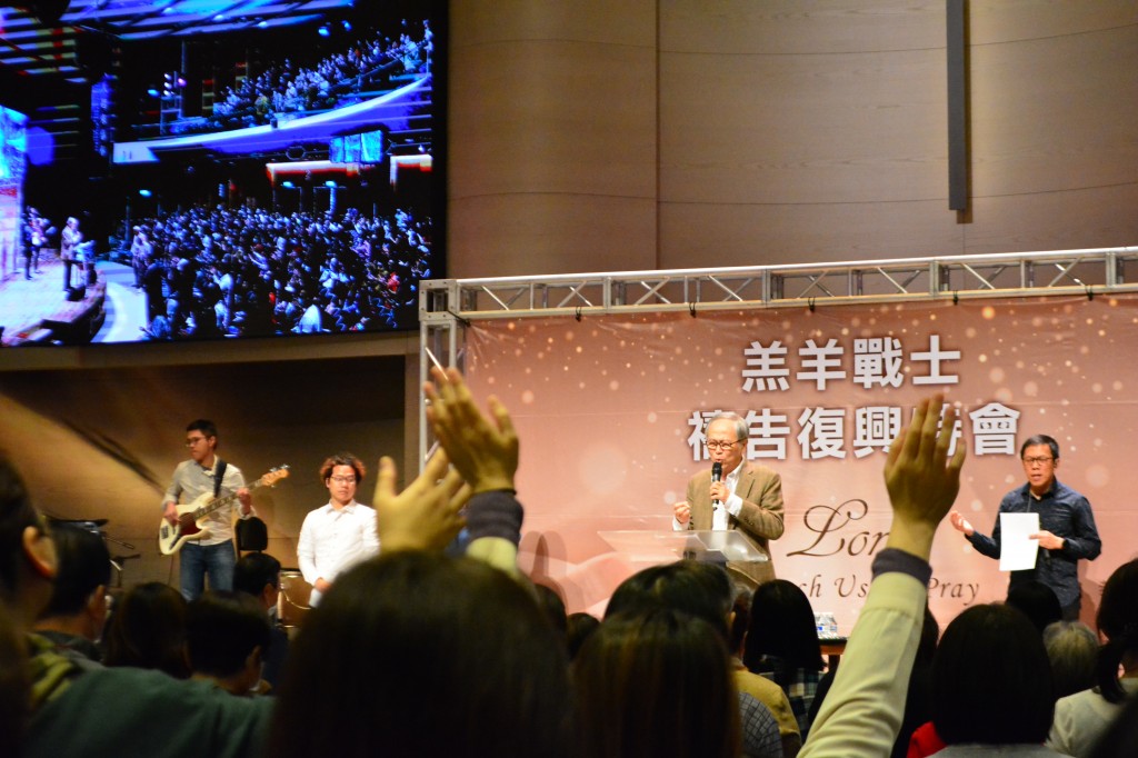 台北真理堂楊寧亞牧師帶領會眾禱告。（圖/韓蕓婧攝影）