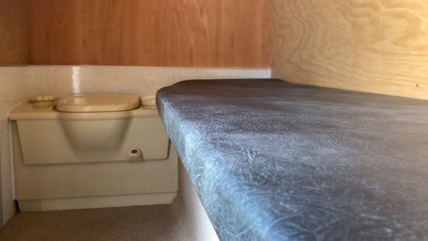 住宿艙裡面安置的床和馬桶。（圖／amazinggracespace.org）