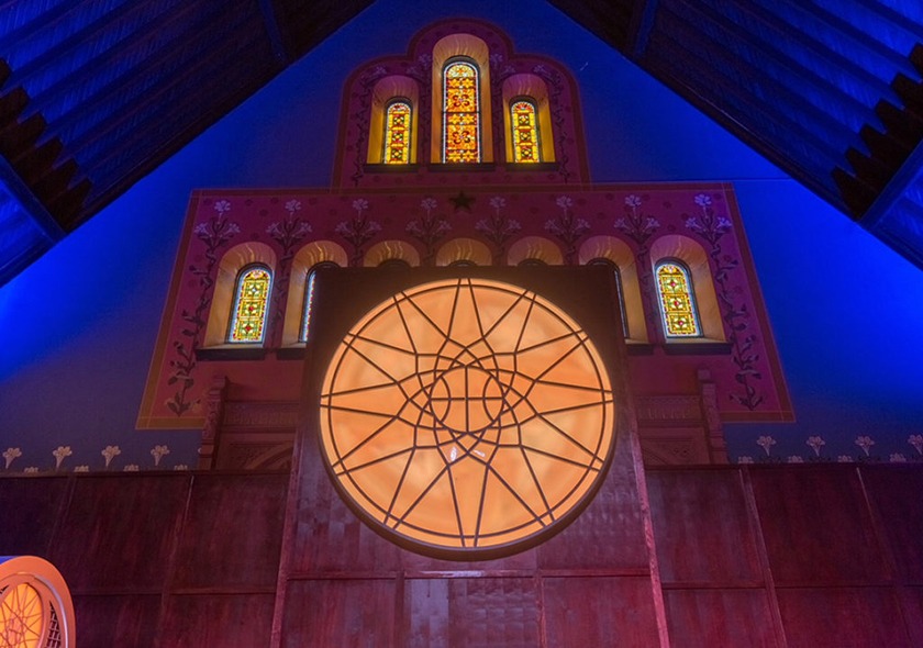 原有的花窗玻璃、拱形樑木天花板均保留下來，新客製化地板和鐵藍色光照，為這間教會增添了現代感。（圖／digitalagencynetwork.com）