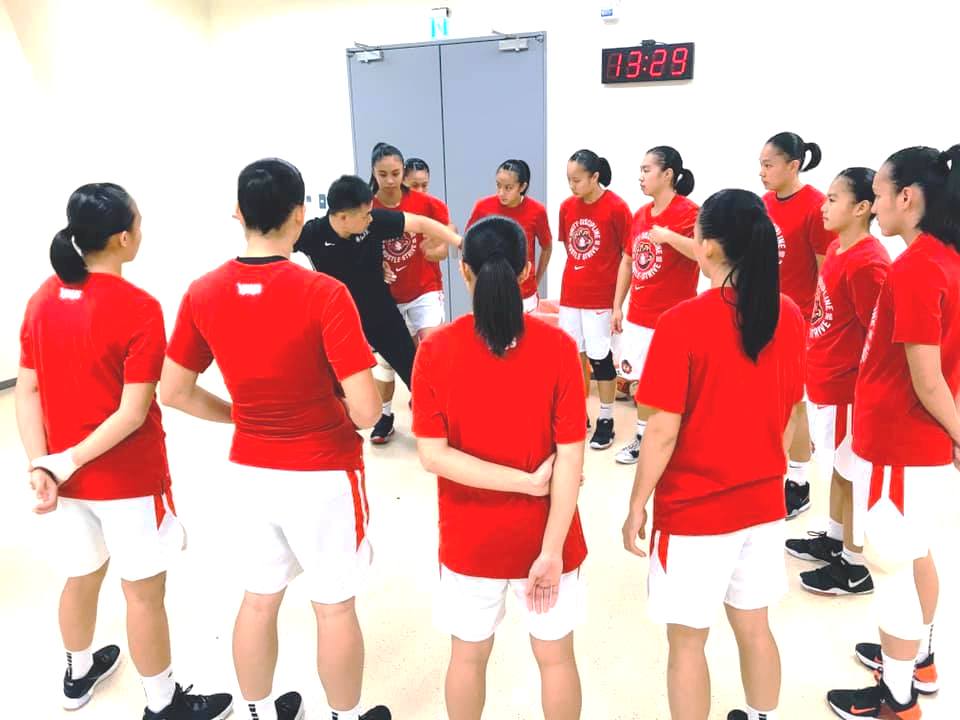 時超傑教練與永仁女籃球員備戰
