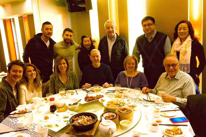 猶太朋友與華人朋友在疫情期間同聚餐享受彼此情誼。(Credit: JCPA)