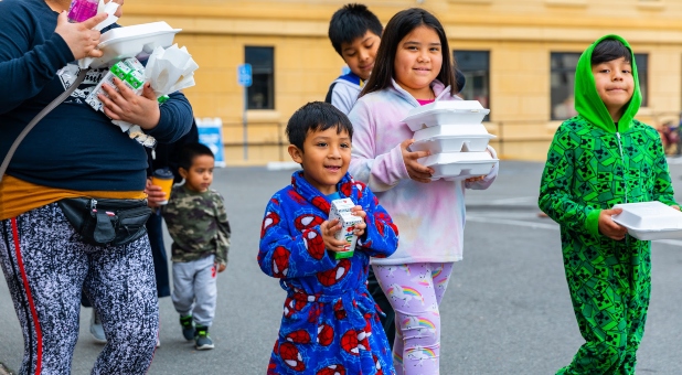 「加州夢想中心」為學童與提供免費餐點服務。（圖／LA Dream Center)