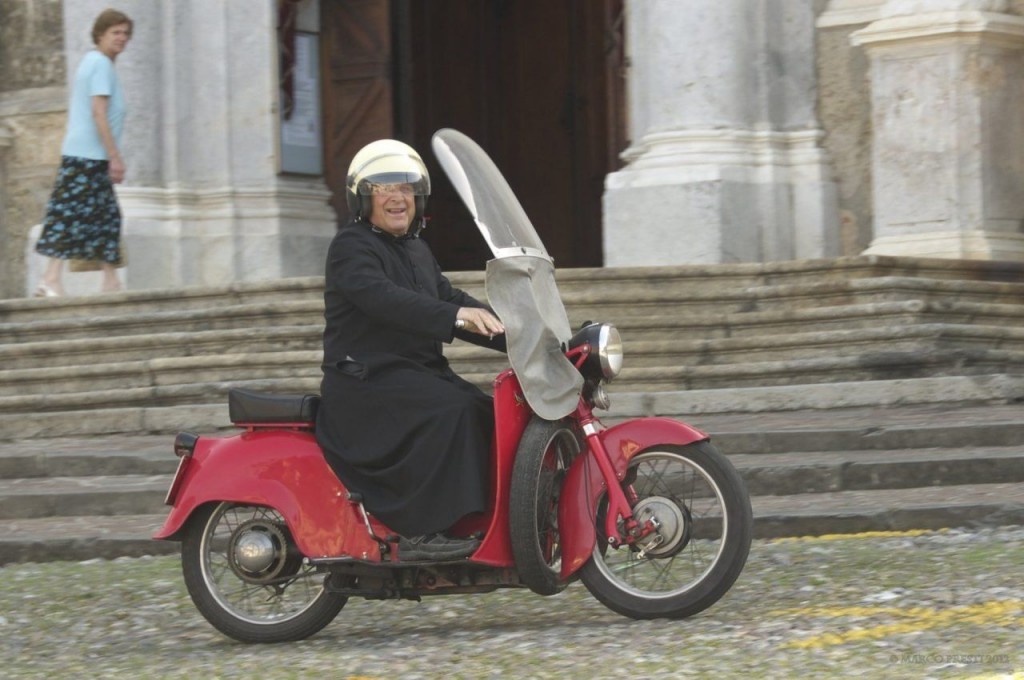貝拉德利神父先前喜歡騎著紅色機車到處移動，總是笑容滿面地打招呼。（圖/Laura Ingallinella Twitter）