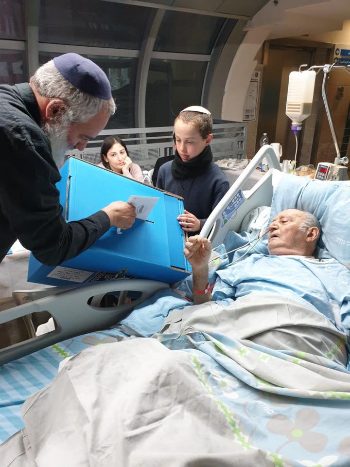 納坦雅胡支持者在病榻上投下神聖一票。（圖／Facebook@Benjamin Netanyahu）