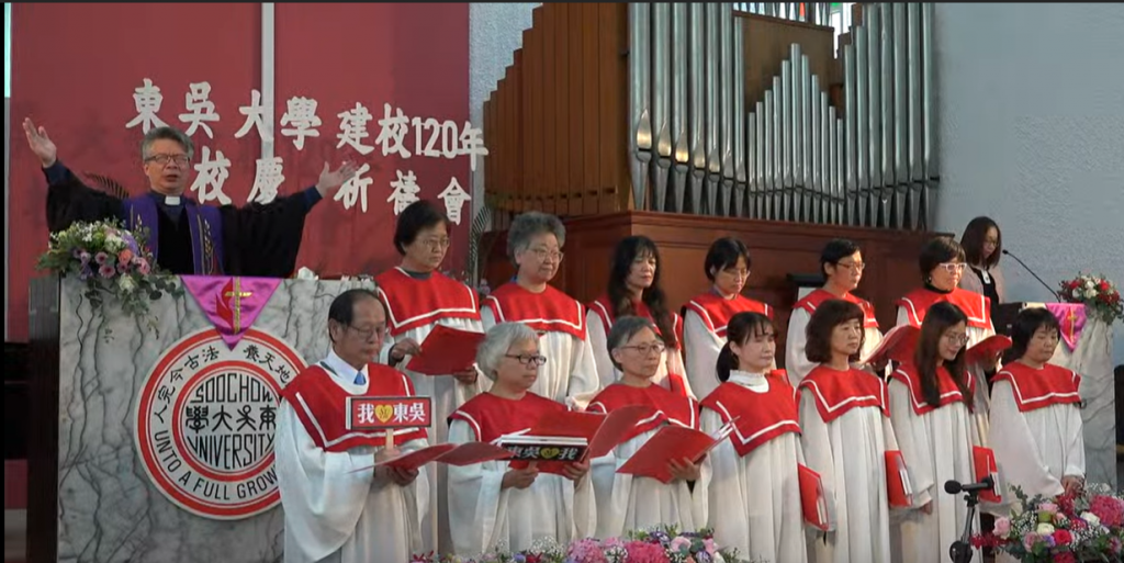 東吳大學校慶祈禱會，由詩班獻唱及校牧黃寬裕牧師為學校祝福禱告。（截圖/東吳大學Youtube）