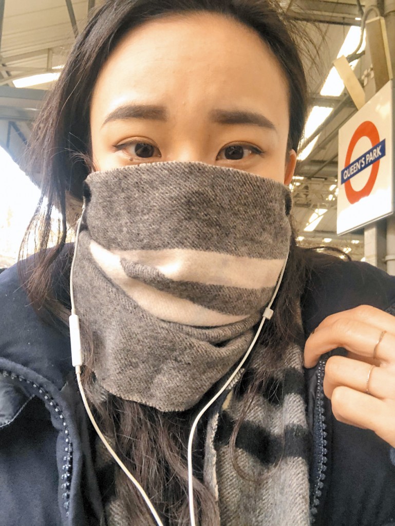 沈惟安在英國搭地鐵把口罩包在圍巾裡。