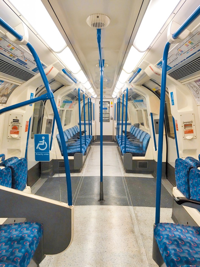 英國倫敦地鐵車廂空無一人。