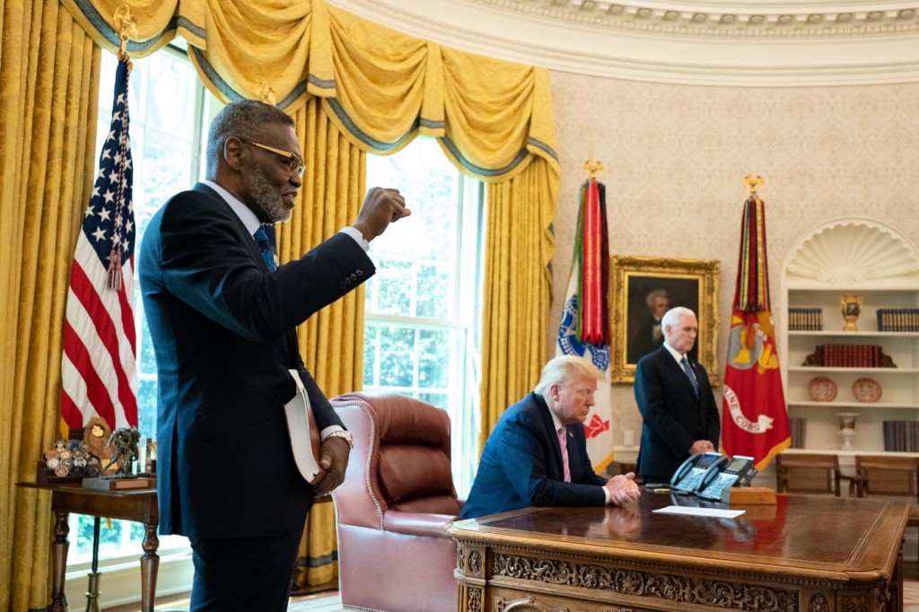 傑克遜主教為川普總統和彭斯副總統及美國祈禱。（圖／Facebook@The White House）