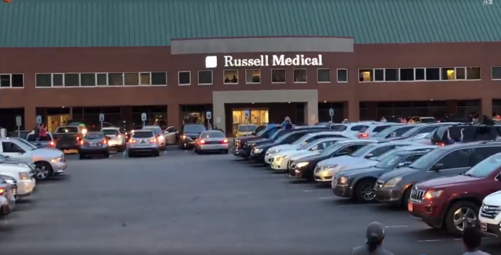 阿拉巴馬州亞歷山大市羅素醫學中心周圍，湧進了滿滿的汽車和卡車，人們在那裡，禱告上帝保護所有受新冠肺炎感染的人。（圖／Facebook@Bill Nix）