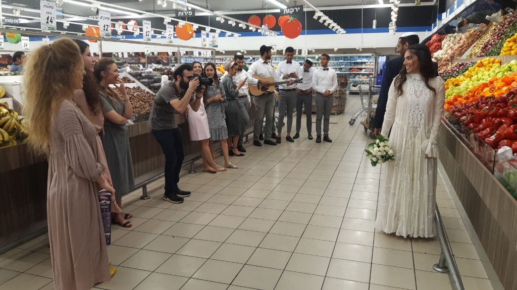 新人在超市結婚。（圖／twitter@yinon_idan）