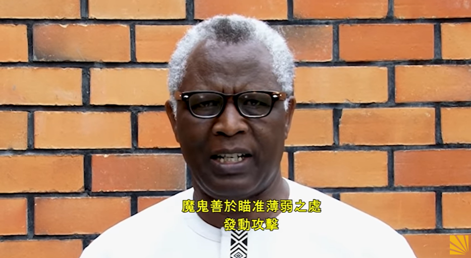 盧旺達新希望之家事工創辦人勞倫特．蒙班達牧師為聖靈復興禱告。（截圖/Pastor Rick Youtube）